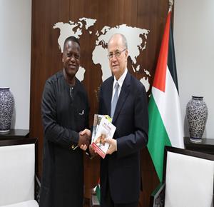 رئيس الوزراء محمد مصطفى أثناء استقباله رئيس اتحاد كُتَّاب عموم أفريقيا  الكاتب النيجيري والي أوكوديران 