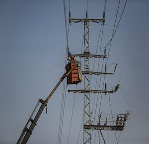 فرق من شركة الكهرباء تبدأ أعمال الصيانة والإصلاح لخطوط الكهرباء المتضررة في دير البلح