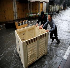 مياه الامطار تغمر الشوارع في مدينة الخليل