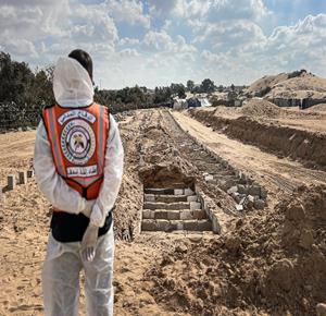 دفن جثامين شهداء مجهولي الهوية في مقبرة جماعية جنوب دير البلح وسط قطاع غزة، بعد استلامها من الاحتلال الإسرائيلي