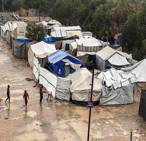 مياه الأمطار تغرق خيام النازحين في مخيم النصيرات