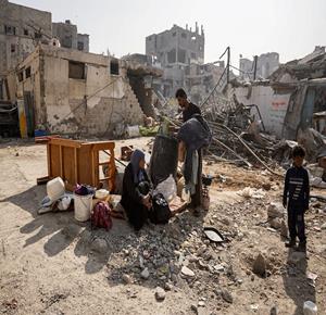 مواطنون ينزحون بحثا عن الأمان بعد أن وسعت قوات الاحتلال الإسرائيلية المنطقة التي تسيطر عليها في غزة المعروفة باسم "الخط الاصفر"