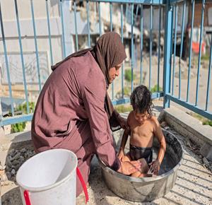 النازحة صابرين أبو عاصي تعاني وأطفالها ظروفاً قاسية في بني سهيلا بخان يونس جنوب قطاع غزة