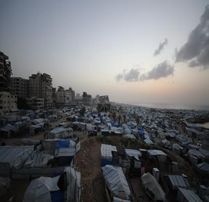 تكدس لخيام النازحين في ميناء غزة المدمر، في ظل ظروف معيشية قاسية