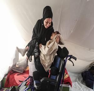 الطفل سيف رامي حجازي (13 عاما) أُصيب بشلل كامل وفشل كلوي إثر قصف مدفعي إسرائيلي خلال الحرب على غزة، ما أدى إلى استشهاد والده وإصابته بجروح بالغة. ويعاني سيف من تدهور صحي حاد وسط نقص العلاج، ما يهدد بتفاقم وضعه الصحي وفقدان حياته