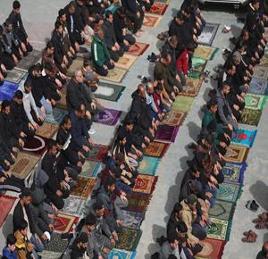 مواطنون يؤدون صلاة الجمعة داخل مدرسة تابعة لوكالة غوث وتشغيل اللاجئين في مدينة غزة تم تحويلها إلى مأوى للنازحين بعد العدوان الإسرائيلي