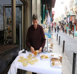 مواطنون يتسوقون في أول أيام شهر رمضان المبارك داخل السوق القديم في مدينة بيت لحم