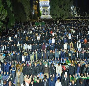 100 ألف مصلٍ يؤدون صلاتي العشاء والتراويح في رحاب المسجد الأقصى المبارك