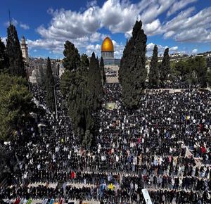 100 ألف مصل يؤدون صلاة الجمعة الثانية من رمضان في المسجد الأقصى