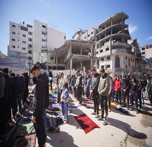 مواطنون يؤدّون صلاة الجمعة الثانية من شهر رمضان بين أنقاض مسجد الكنز الذي دُمّر جراء العدوان الاسرائيلي على مدينة غزة