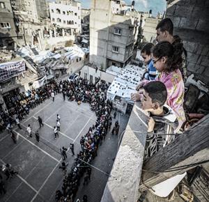 أطفال وشبان يشاركون في مباراة كرة الطائرة ضمن ما يُعرف بـ“دوري الحارات” في مخيم البريج للاجئين في محاولة لإحياء الأنشطة الرياضية بعد نحو عامين من الحرب