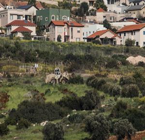 قوات الاحتلال الإسرائيلي تقوم بتجريف أشجار الزيتون قرب بلدة فقوعة شرق جنين