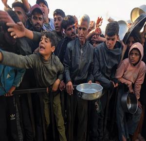 مئات الأسر تتوافد إلى التكيات الخيرية في خان يونس بحثا عن وجبة إفطار لعائلاتهم، في ظل ارتفاع الأسعار واستمرار آلاف العائلات في العيش داخل خيام النزوح، وسط الحصار والقيود الإسرائيلية