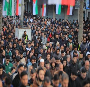 نازحون  يؤدّون صلاة عيد الفطر في الشارع الرئيسي بمخيم النصيرات، وسط قطاع غزة