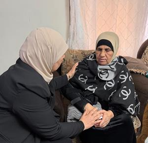 في أول أيام العيد محافظ رام الله والبيرة ليلى غنام تقدم واجب العزاء بشهداء مجزرة طمون