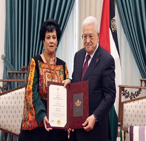 الرئيس محمود عباس يمنح مؤسسة ومديرة مركز الطفل السعيد الفلسطيني جمانة عودة، نجمة الاستحقاق من وسام دولة فلسطين.