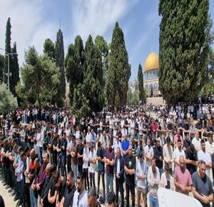 75 ألف يؤدون صلاة الجمعة في الأقصى المبارك