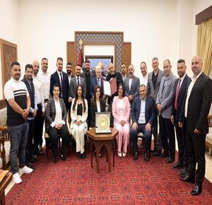 الرئيس محمود عباس يمنح مؤسسة حماة الفتح درع دولة فلسطين