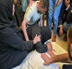 وداع جثمان المواطن رأفت بريكة (42 عاماً) في خان يونس جنوب قطاع غزة، ارتقى برصاص الاحتلال أثناء رعيه للأغنام قرب "الخط الأصفر" جنوبي المدينة