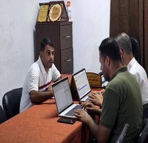 طلبة يتقدمون لاختبارات الثانوية العامة "التوجيهي" إلكترونياً داخل أحد المقاهي في خان يونس جنوب قطاع غزة، في ظل لجوء الطلبة إلى أماكن توفر خدمة الإنترنت بعد تدمير معظم المدارس واستمرار انقطاعهم عن التعليم الوجاهي للعام الثالث على التوالي.