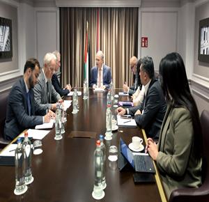 رئيس الوزراء محمد مصطفى يلتقي الممثل الأوروبي الخاص لعملية السلام في الشرق الأوسط كريستوف بيجو في العاصمة البلجيكية بروكسل