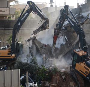  قوات الاحتلال تهدم منزلا في قرية دير قديس غرب رام الله، تعود ملكيته للمواطن نادر الخواجا وهو من أهالي بلدة نعلين