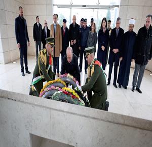  رئيس الوزراء محمد مصطفى، وأعضاء من مجلس الوزراء، أثناء وضعهم إكليلا من الزهور على ضريح الشهيد القائد ياسر عرفات، في مقر الرئاسة بمدينة رام الله، لمناسبة الذكرى الـ61 لانطلاقة الثورة الفلسطينيّة