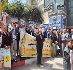  وقفة في مدينة الخليل احياء ليوم الأسير ورفضا لقانون إعدام الاسرى في سجون الاحتلال.(عدسة: شادية سلطان/وفا)