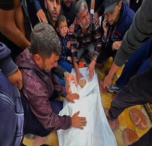  مواطنون يودعون جثمان الشهيد محمد أبو شهلا، في مستشفى ناصر، الذي استُشهد في غارة إسرائيلية في خان يونس جنوب قطاع غزة