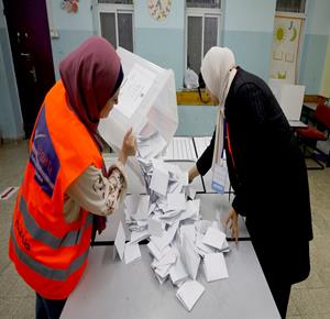 فرز الاصوات عقب اغلاق صناديق الاقتراع في مدينة البيرة