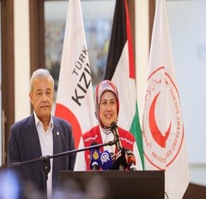 مؤتمر صحفي مشترك لجمعية الهلال الأحمر الفلسطيني برئاسة يونس الخطيب مع نظيره التركي فاطمة مريج يلماز في مقر الجمعية  بمدينة البيرة 