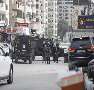 قوات الاحتلال تقتحم بلدة كفر عقب ومحيط مخيم قلنديا شمال شرق القدس، وتهدم عدة منشآت فلسطينية