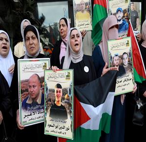 وقفة تضامنية مع الأسرى في سجون الإحتلال وسط مدينة نابلس.