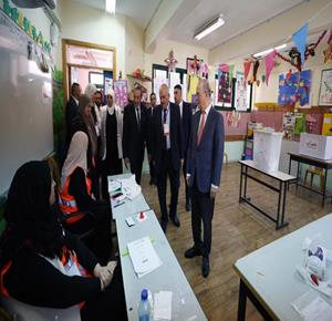 رئيس الوزراء محمد مصطفى، خلال تفقده مركزي اقتراع للانتخابات المحلية في مدينة البيرة وبلدة بيرزيت