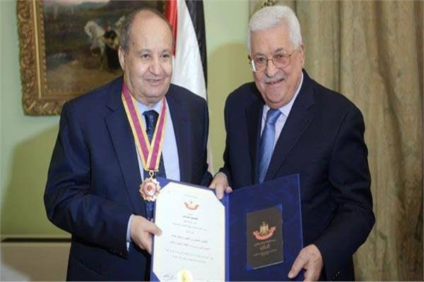 الرئيس يمنح الكاتب الكبير وحيد حامد النجمة الكبرى من وسام الثقافة والعلوم والفنون عام 2019