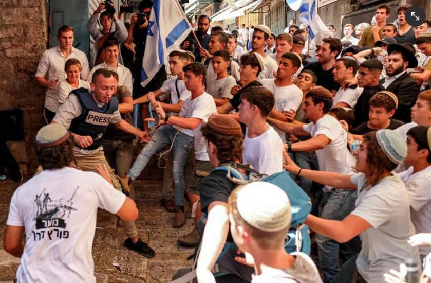 مستعمرون يعتدون على الصحفي سيف القواسمي في البلدة القديمة بالقدس المحتلة