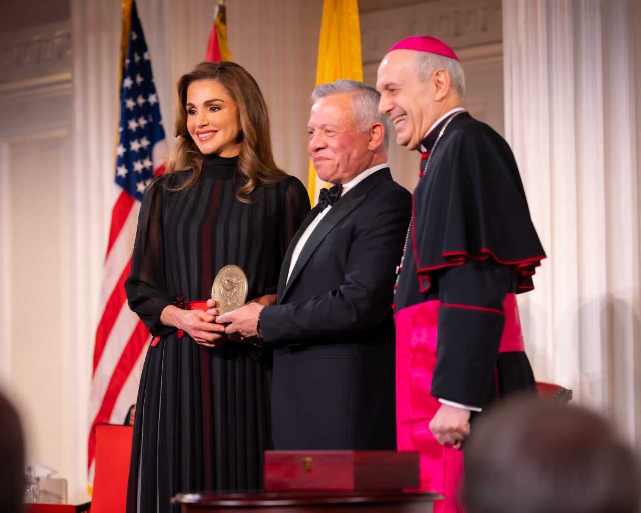 العاهل الأردني خلال تسلمه والملكة جائزة في نيويورك (بترا)