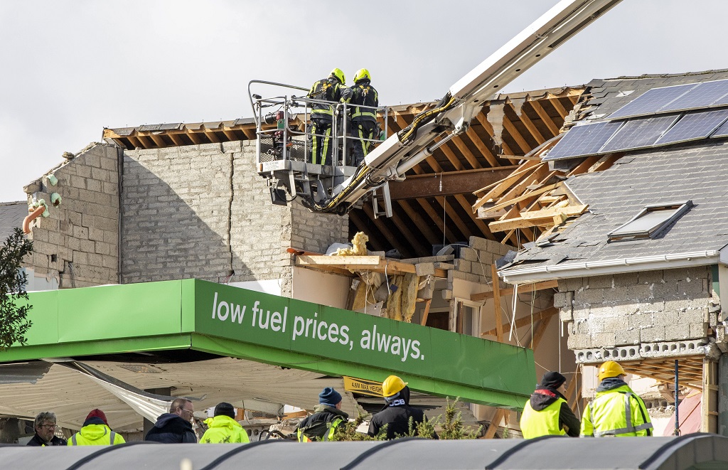 طواقم الإنقاذ في مكان الانفجار (تصوير: أ ف ب)