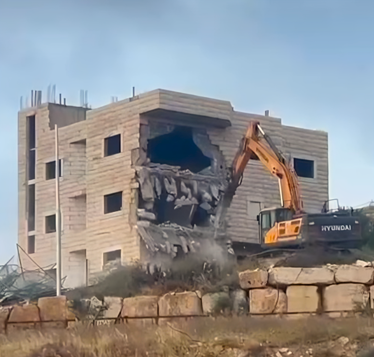أثناء هدم الاحتلال البناية السكنية في حزما 