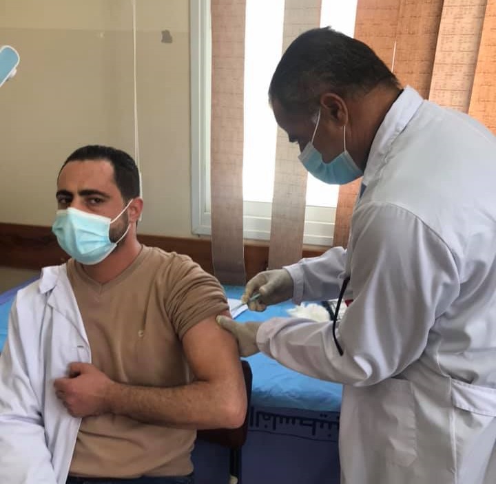 جانب من تطعيم الكوادر الطبية في محافظة جنين ضد فيروس "كورونا" (عدسة: ثائر أبو بكر/وفا)