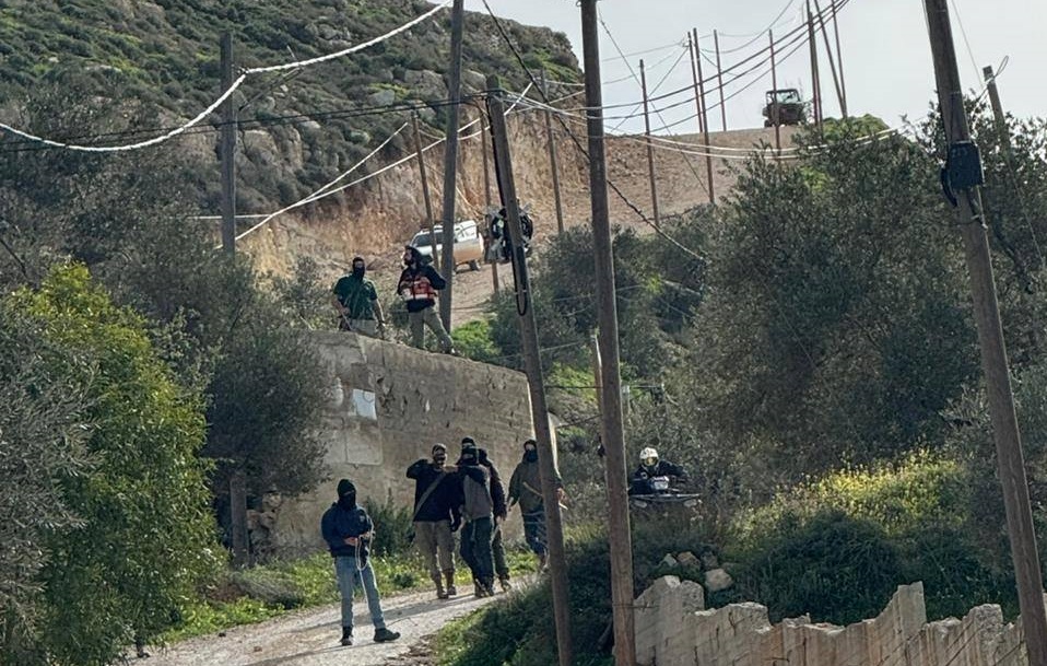 مستعمرون خلال هجومهم على قرية تلفيت جنوب نابلس