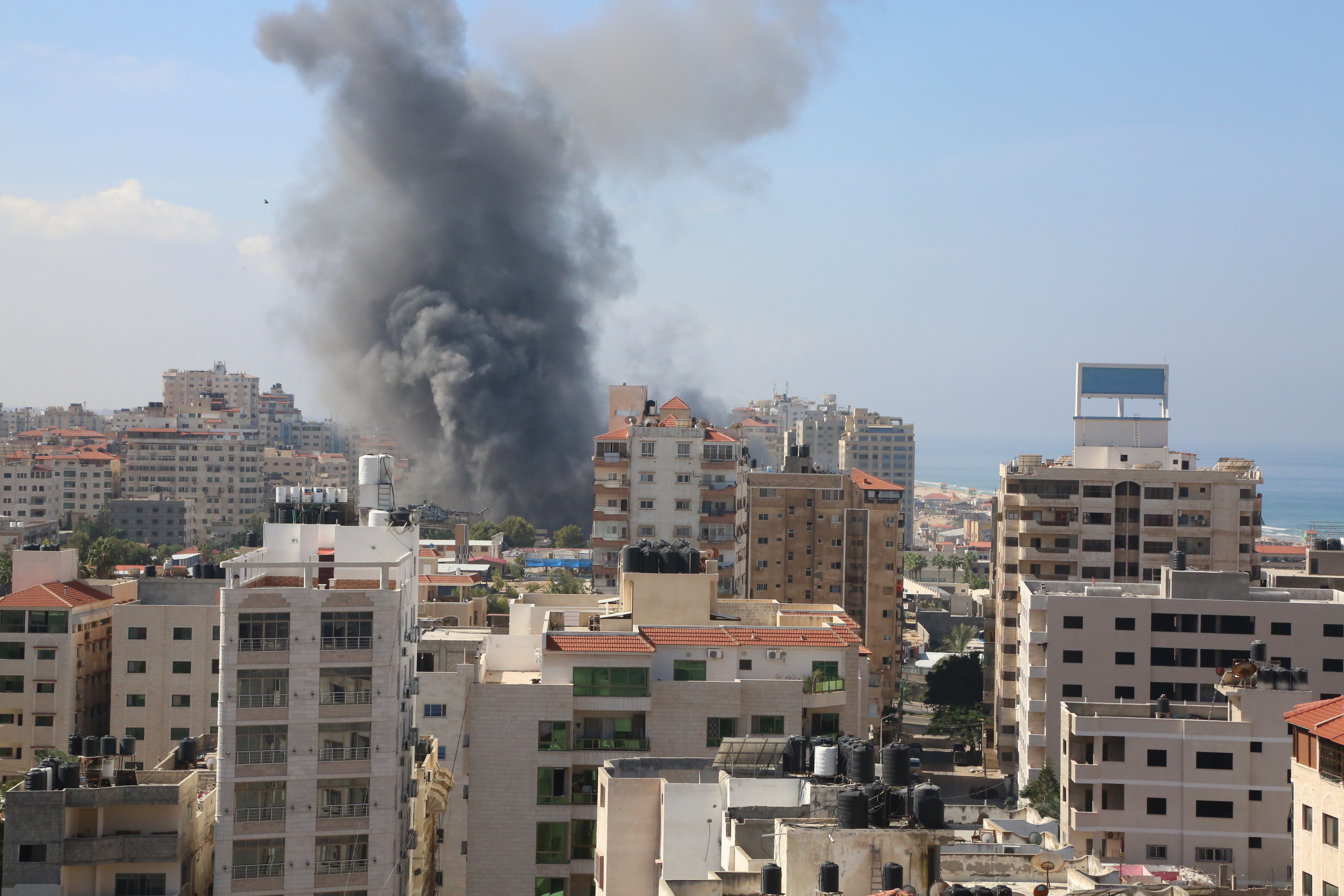 طائرات الاحتلال تقصف أهدافا ومواقع غرب مدينة غزة (عدسة خضر الزعنون/وفا)