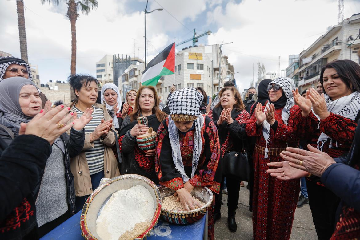 وقفة بالزي الفلسطيني وسط رام الله رداً على استخدام الاحتلال التراث الفلسطيني خلال أنشطة مسابقة ملكة جمال الكون (عدسة: بهاء نصر/وفا)