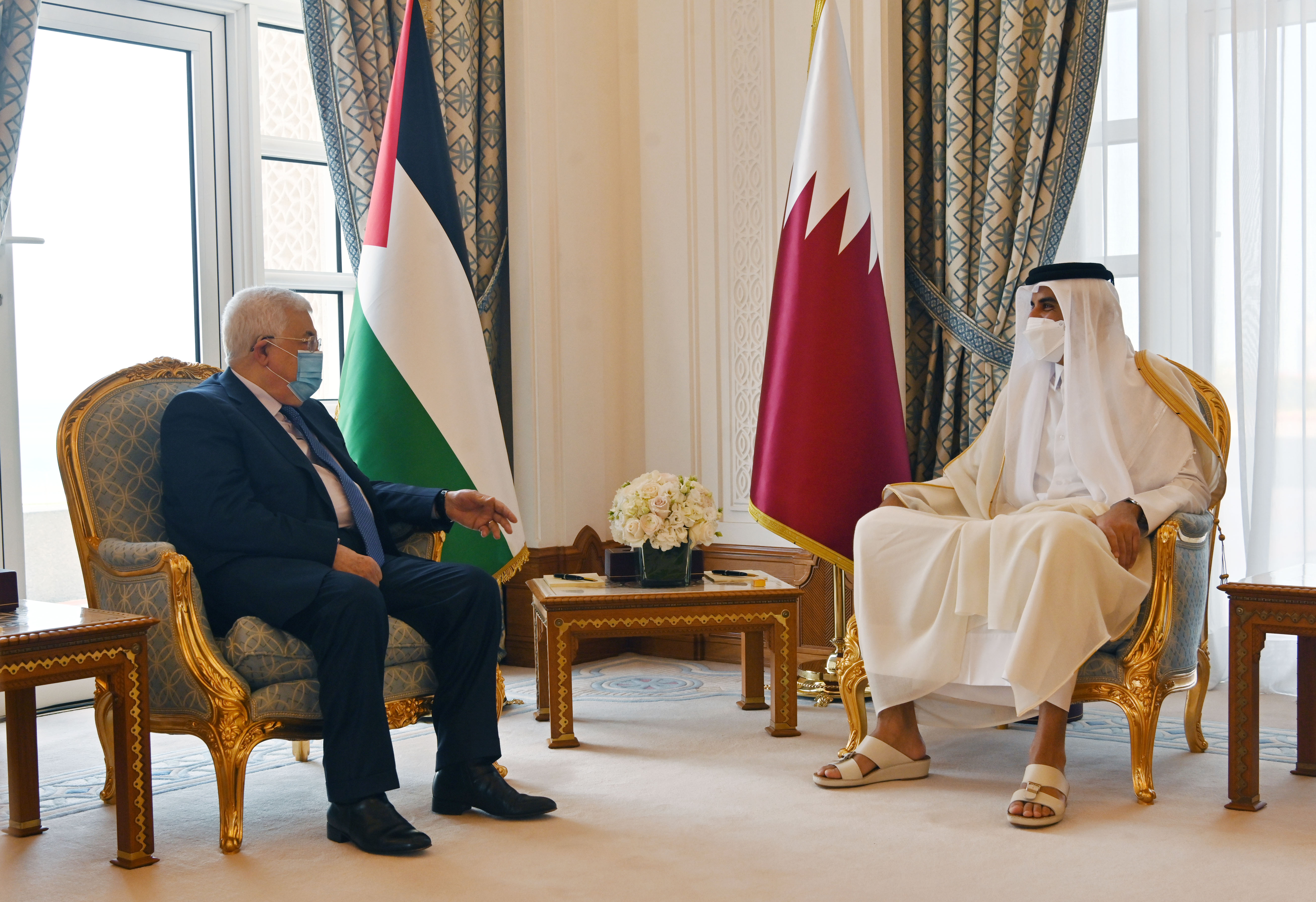 الرئيس اثناء لقائه أمير قطر/ تصوير: ثائر غنايم