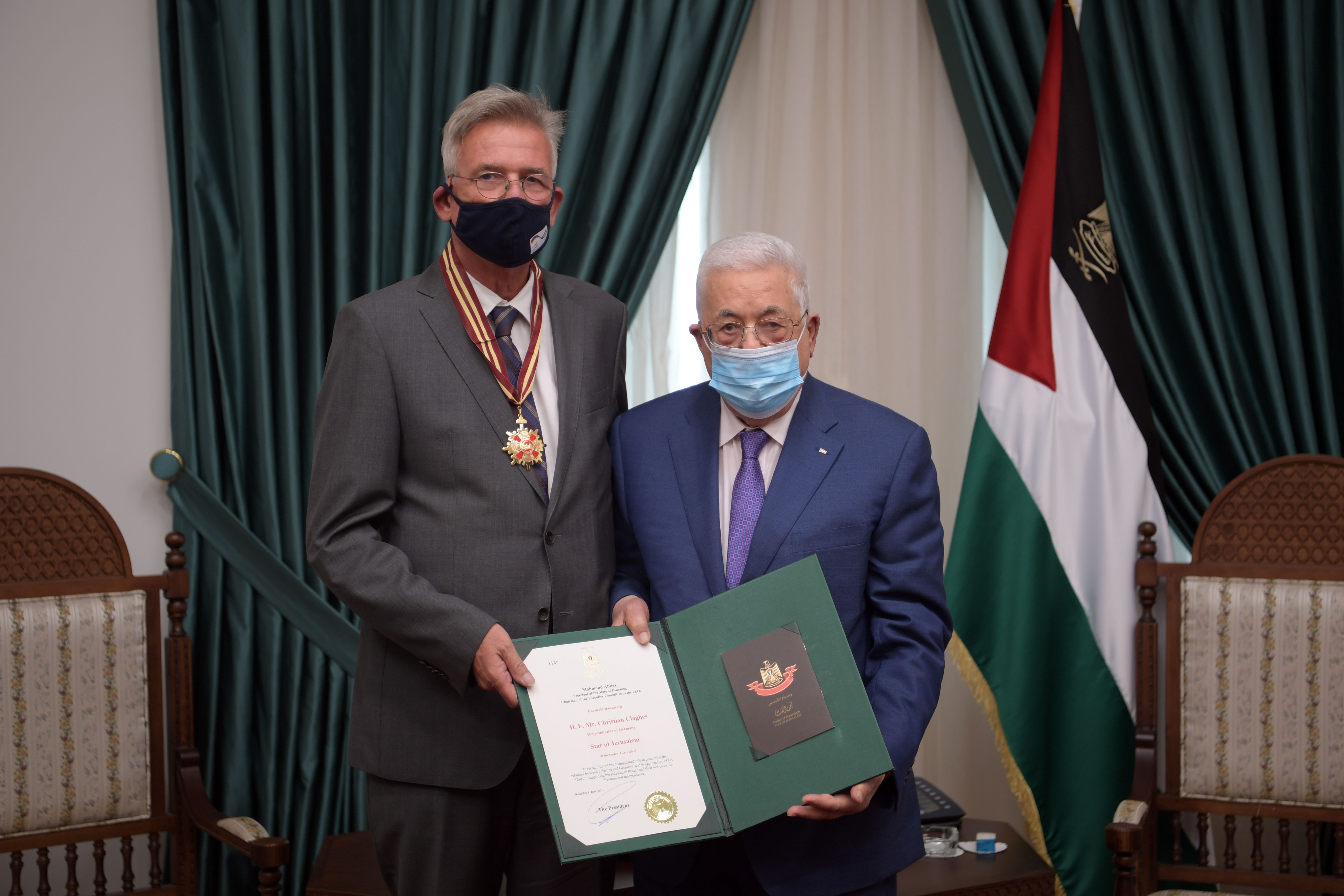 الرئيس يمنح ممثل ألمانيا نجمة القدس. (عدسة: ثائر غنايم)