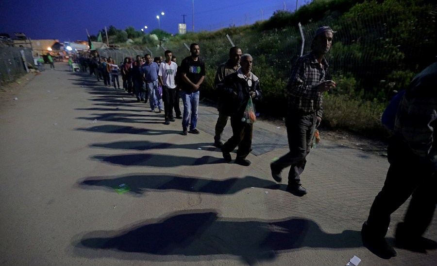 عمال فلسطينيون يستعدون لاجتياز حاجز نعلين العسكري في طريقهم للعمل داخل أراضي الـ48- "أرشيف وفا"