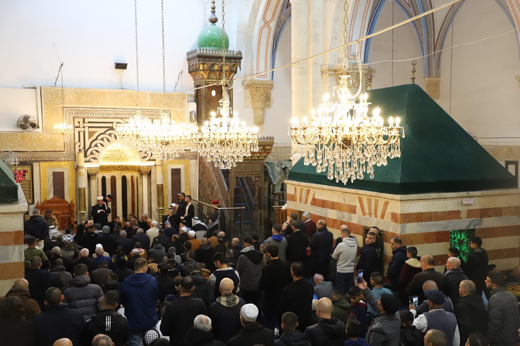 صلاة عيد الفطر في المسجد الإبراهيمي في الخليل (الأناضول)