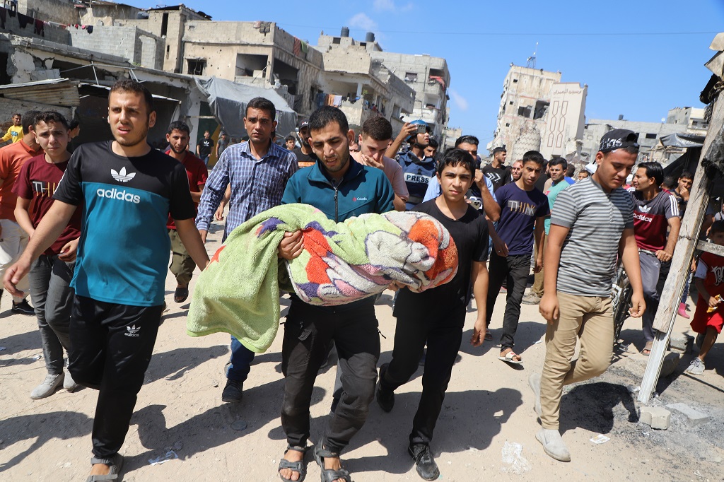 انتشال جثمان طفل ارتقى خلال عدوان الاحتلال المتواصل على شمال قطاع غزة (تصوير: الأناضول)