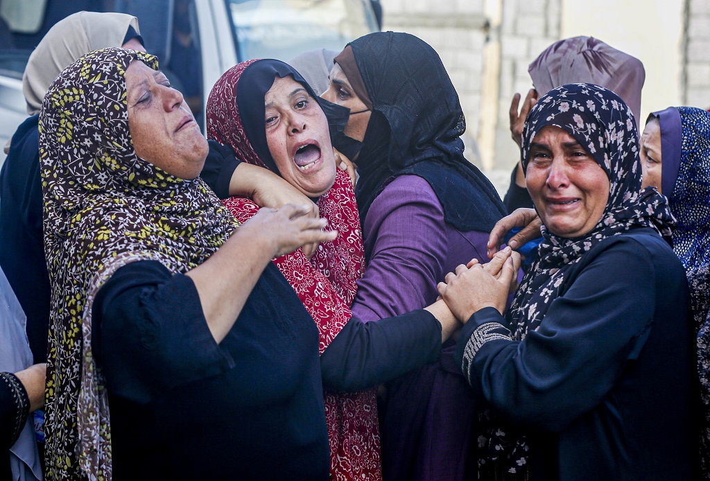 وداع جثامين الشهداء في مستشفى شهداء الأقصى في دير البلح وسط قطاع غزة (الأناضول)