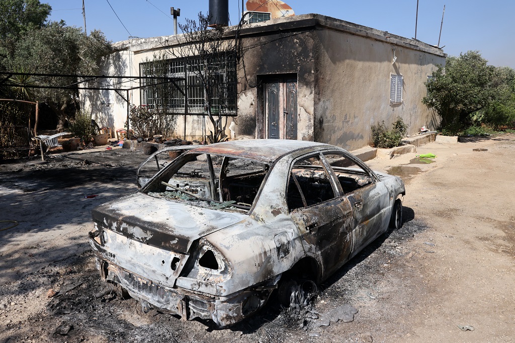 صورة أرشيفية من اعتداء سابق للمستعمرين على البلدات والقرى الفلسطينية (أ ف ب)